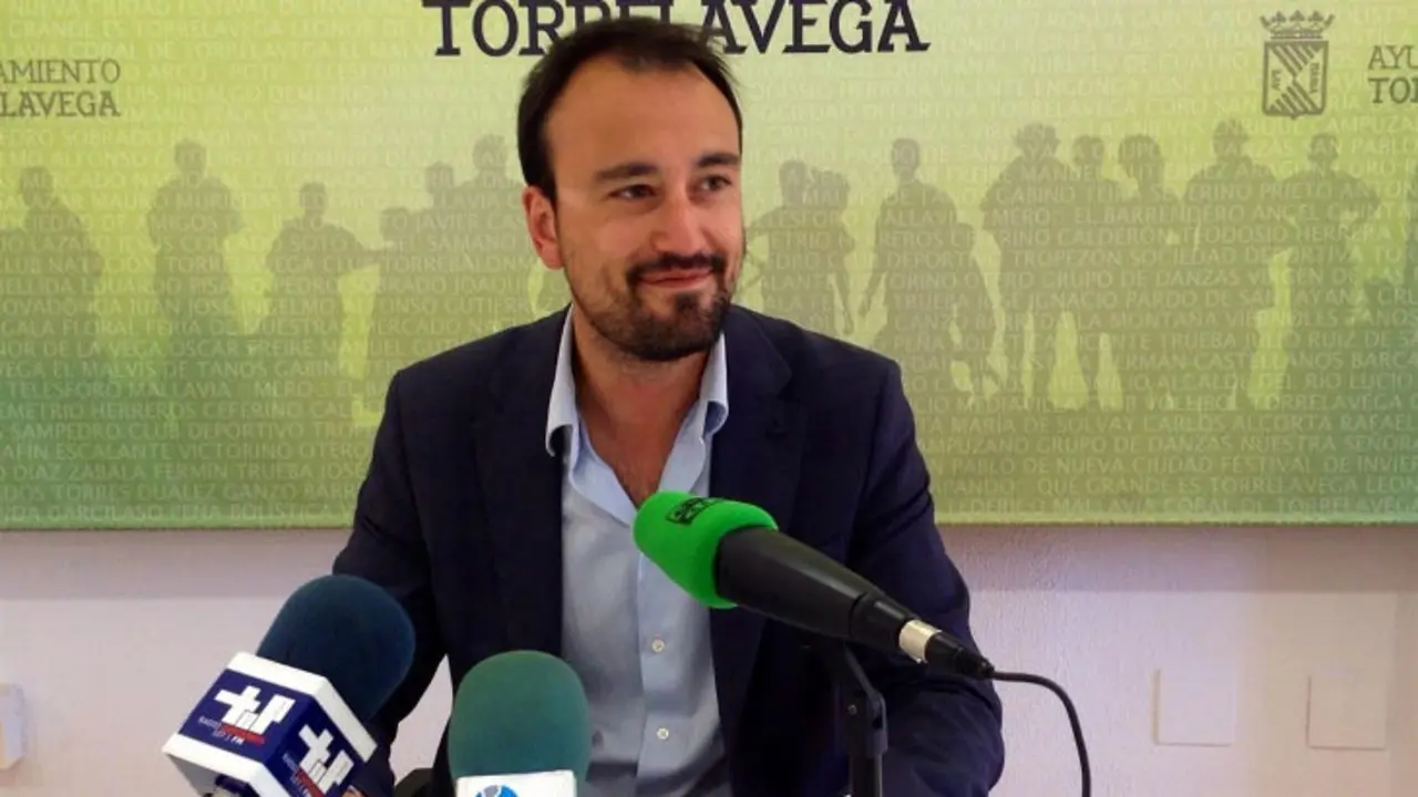 el portavoz del Grupo Municipal, Javier López Estrada, y los concejales están explicando en los diferentes barrios de la ciudad los &#34;logros&#34; obtenidos en este primer año, así como los objetivos para los próximos tres