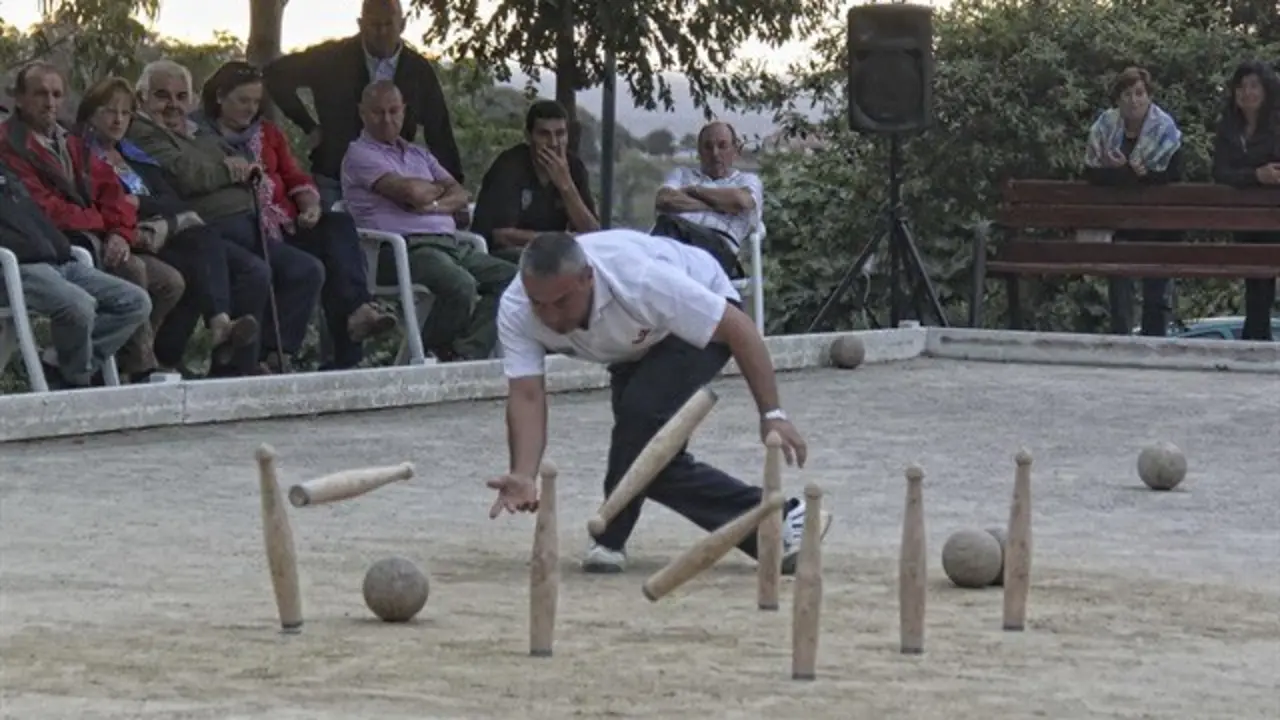 La actividad tendrá lugar entre las 11 de la mañana y las 9 de la noche en la bolera de la Peña Bolística de Torrelavega, situada en la plaza Baldomero Iglesias,