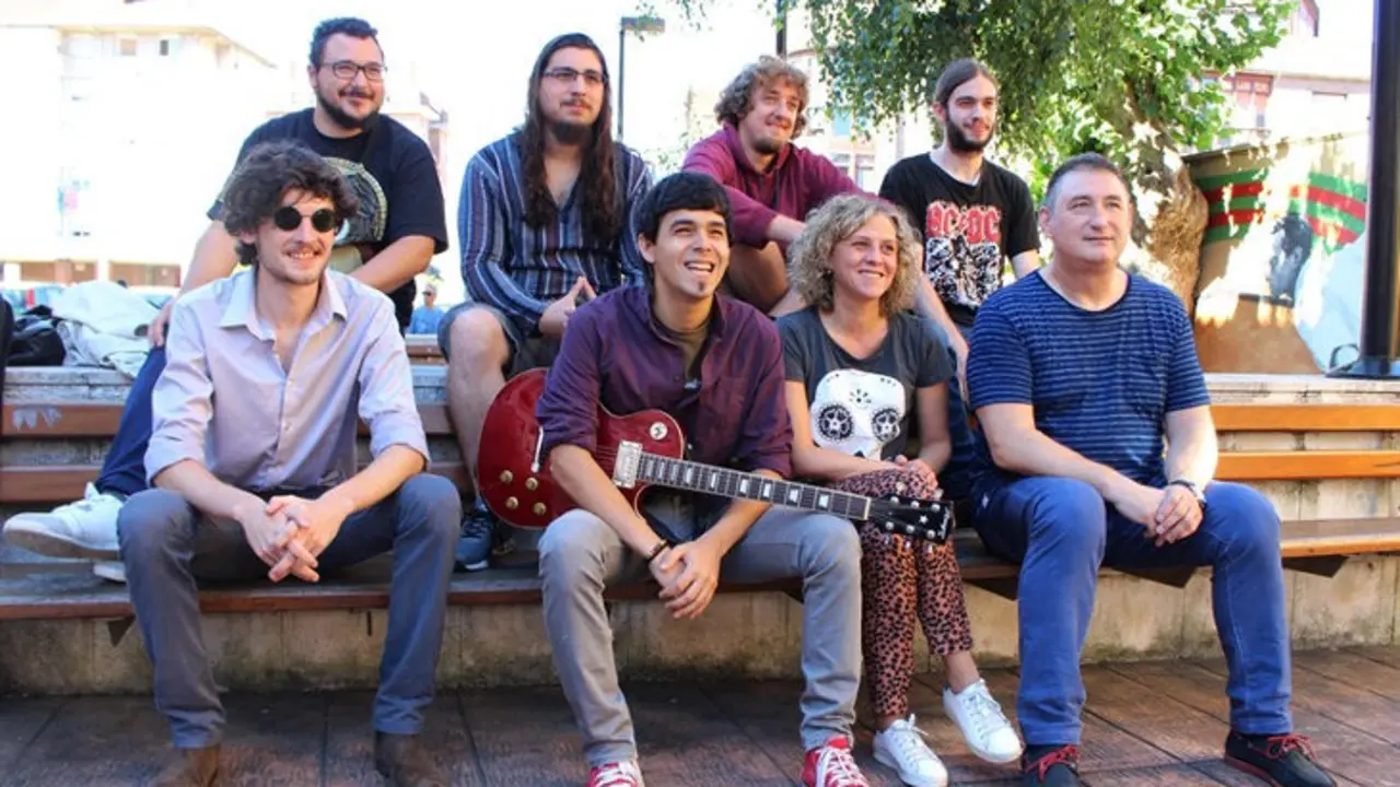 Los grupos &#39;Soundcrafters&#39; y &#39;Valdûr&#39; junto a la concejala de Festejos, Patricia Portilla, y Carlos Revuelta, director de Radio Studio y miembro del jurado