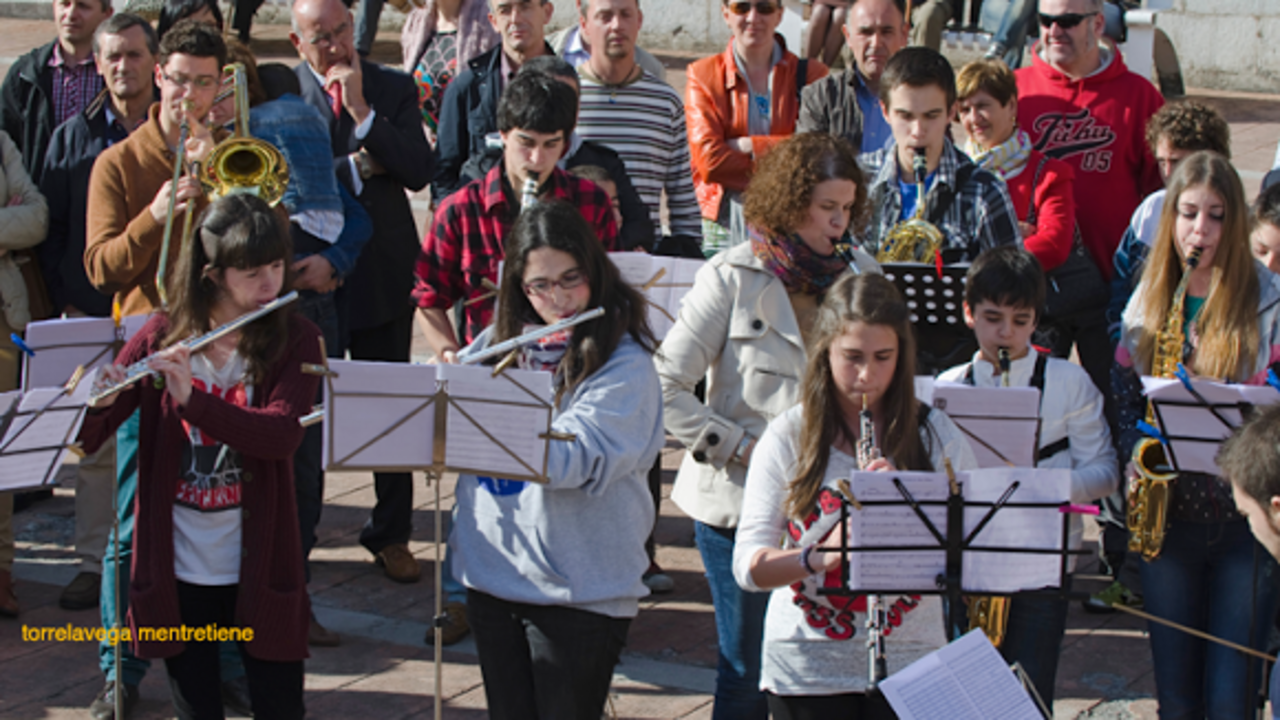 Alumnos del Conservatorio en la Plaza Roja de Torrelavega