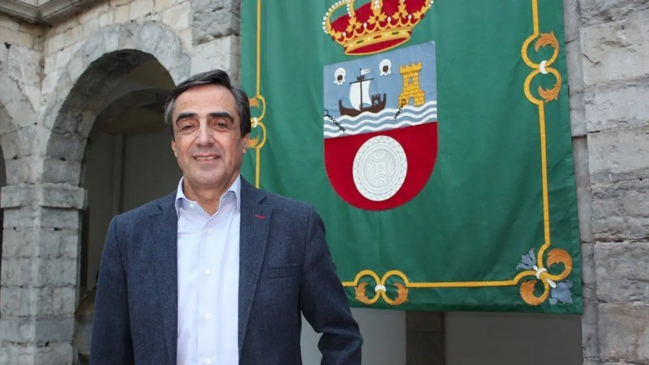 Ildefonso Calderón, en el patio del Parlamento de Cantabria