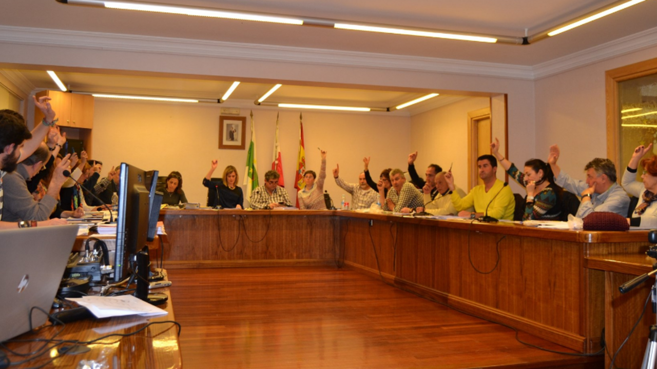 Votación en el Salon de Plenos del Ayuntamiento