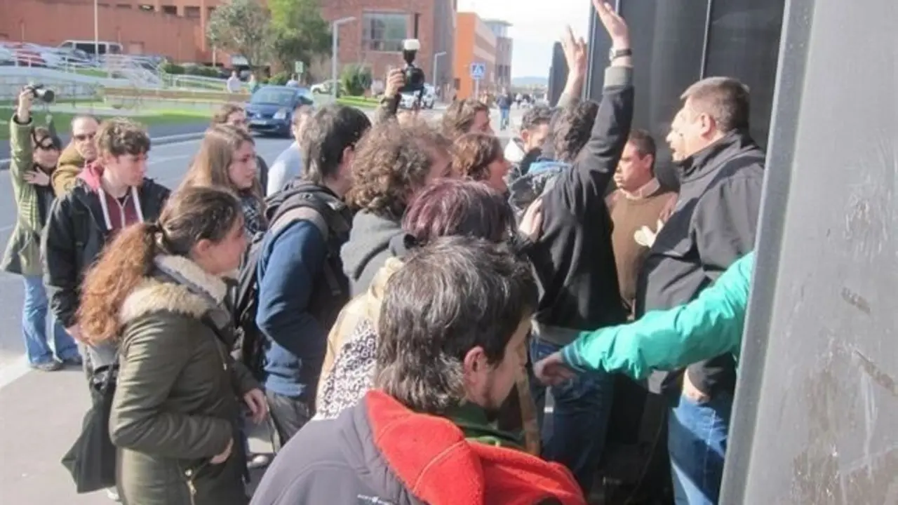 Escrache a Diego en la UC, antes de intervenir en un foro del CEUC