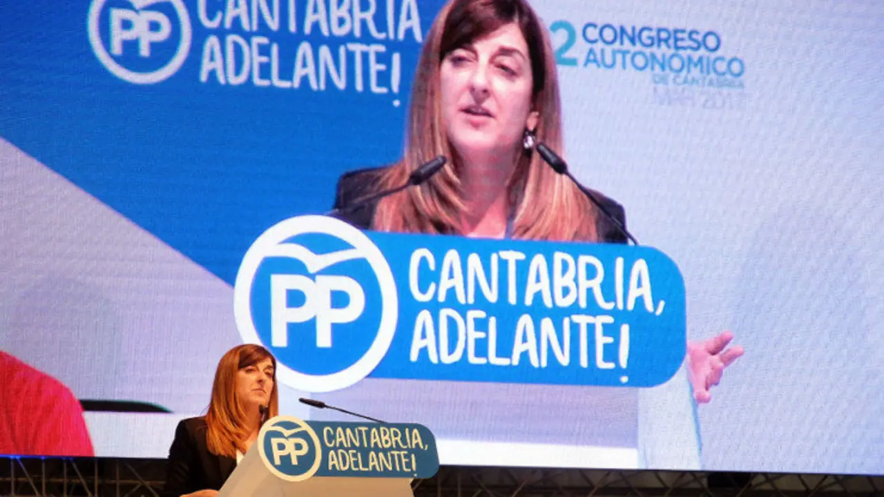 La presidenta del PP de Cantabria, María José Sáenz de Buruaga, durante el Congreso