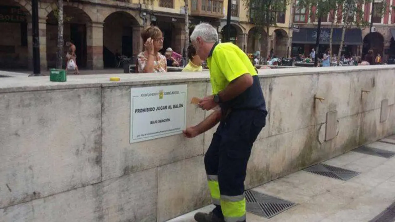 Foto compartida en redes del momento de colocación de las placas