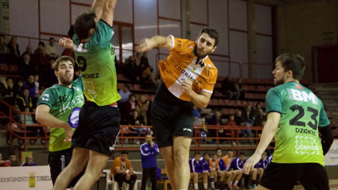 Imagen de archivo de un partido disputado por el Balonmano Torrelavega