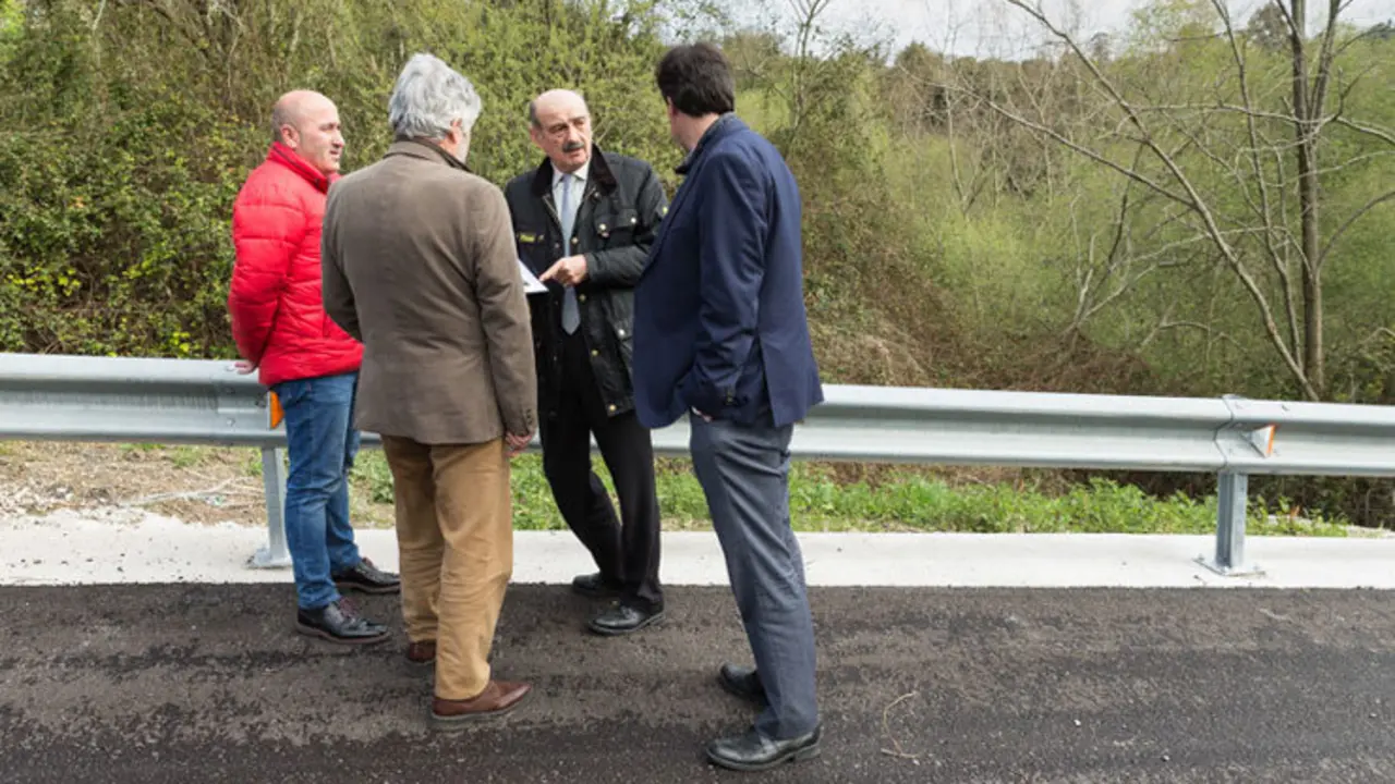 El alcalde de Cartes, Agustín Molleda (izq.) y el consejero de Obras Públicas, José María Mazón (centro)