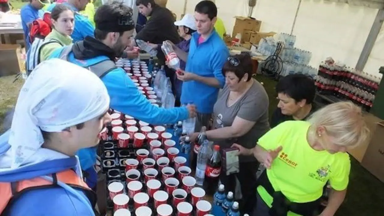 botellines de agua y piezas de fruta para los participantes en 'Los 10.000 del Soplao'