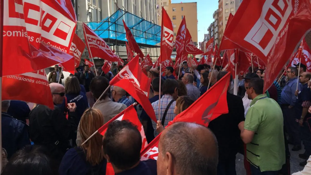 Concentración ante la sede de CEOE Cantabria, este martes en Santander