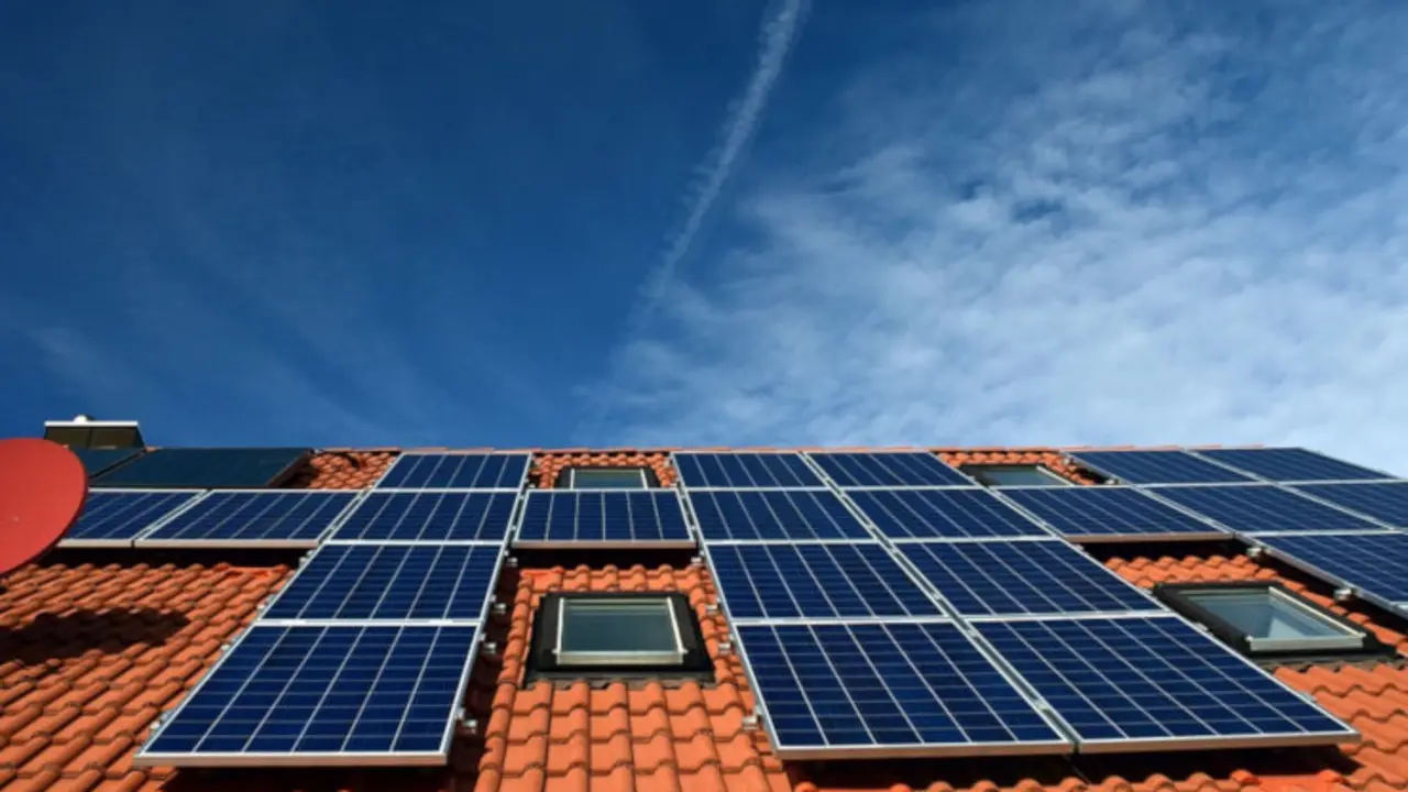 Paneles solares sobre un tejado