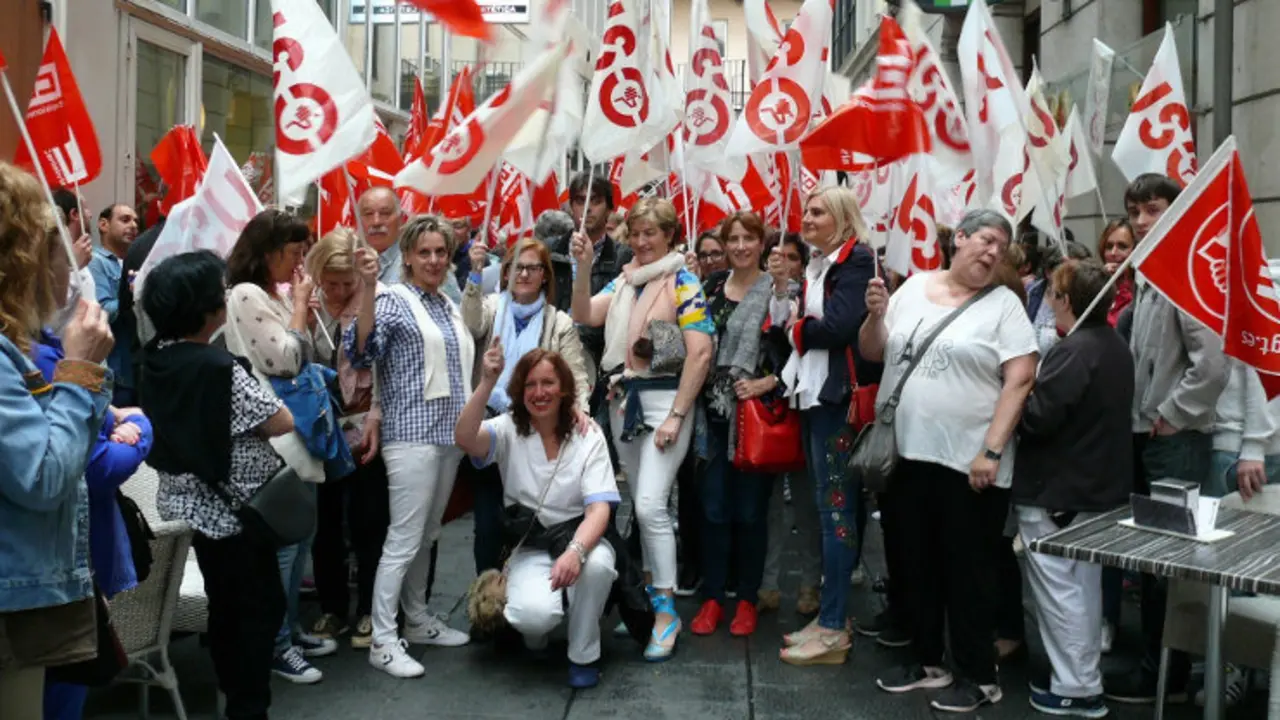 Trabajadores del sector de la limpieza concentrados frente a la sede del ORECLA