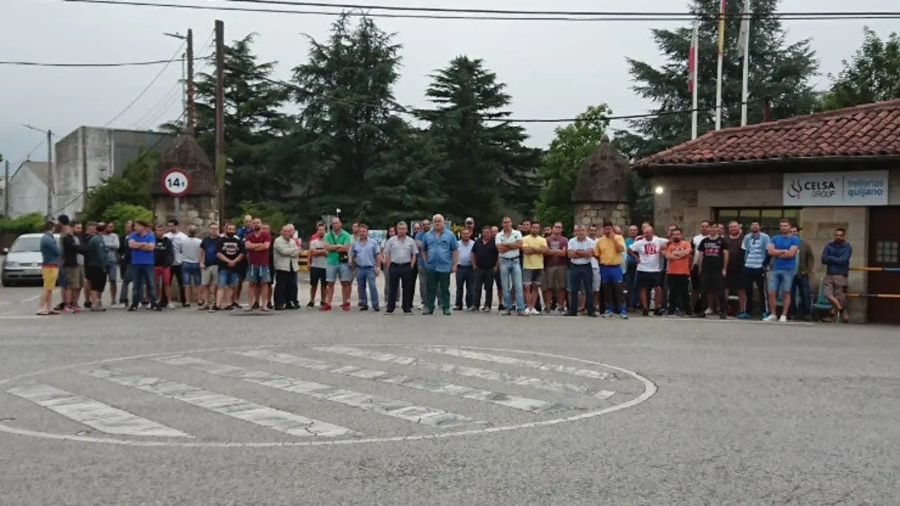 Concentración de trabajadores en huelga en la entrada de la fábrica de Global Special Steel