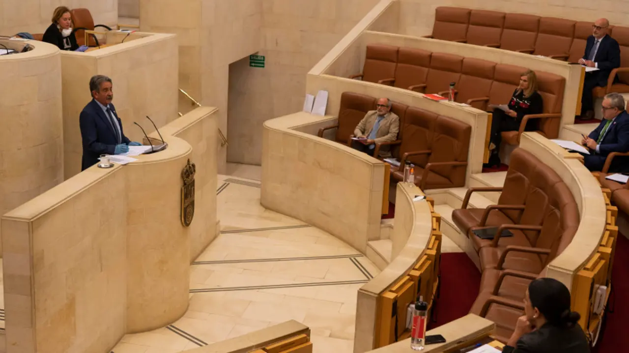 Intervención de Miguel Ángel Revilla con guantes en el Parlamento de Cantabria durante el estado de alarma