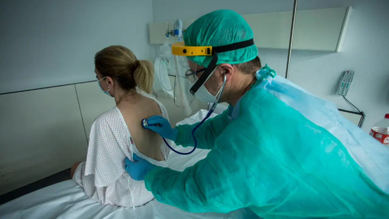 Médico y paciente en el Hospital de Valdecilla