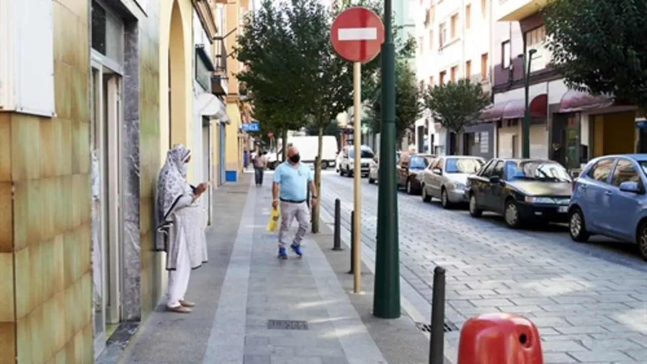 Transeúntes por las calles del barrio La Inmobiliaria de Torrelavega