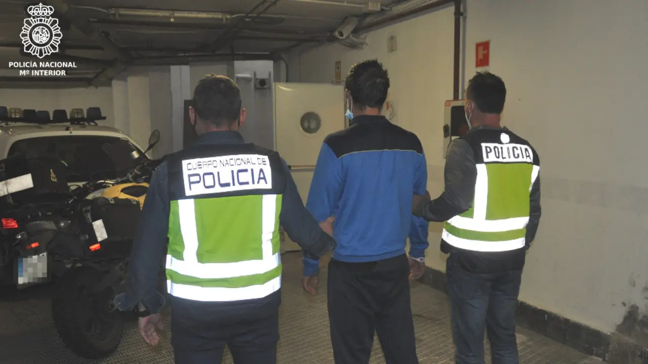 El detenido por el robo con intimidación en una gasolinera, escoltado por la policía