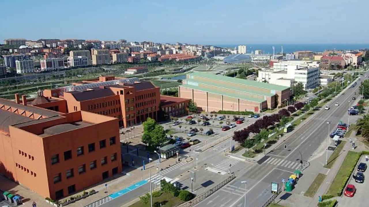 La Facultad de Filosofía y Letras de la Universidad de Cantabria, en primer término