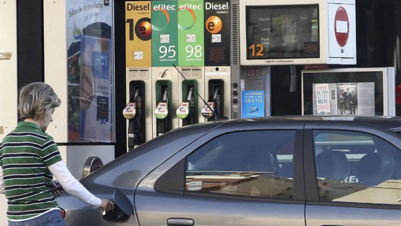 Un coche reposta en una gasolinera