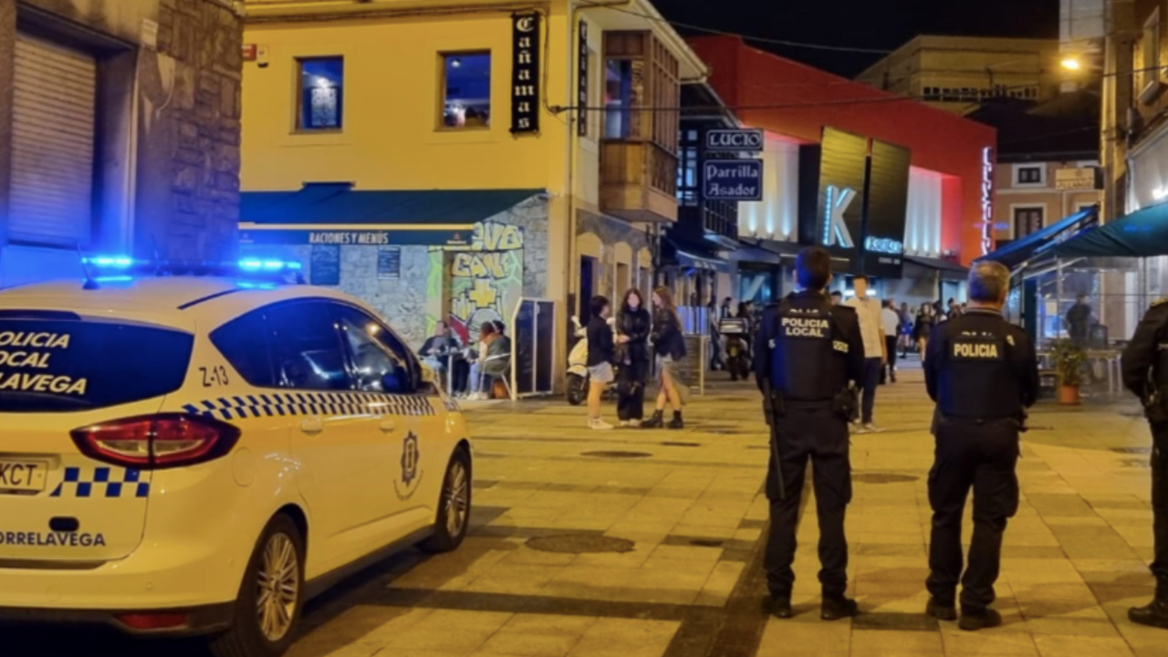 Policía Local de Torrelavega en la Zona de Vinos en una foto de archivo