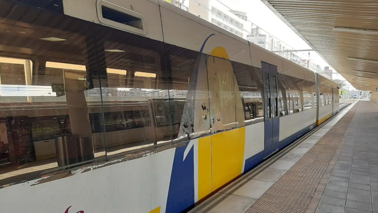 Tren de Cercanías de Cantabria en la estación de Renfe-Feve de Santander