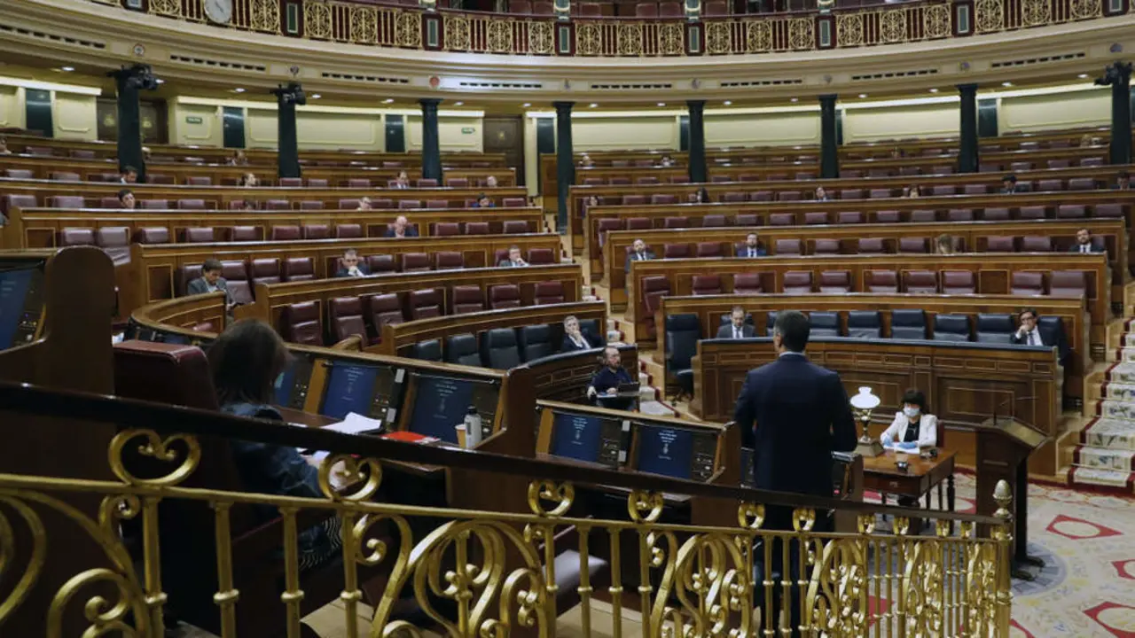 El presidente del Gobierno, Pedro Sánchez, interviene desde su escaño durante un pleno del Congreso