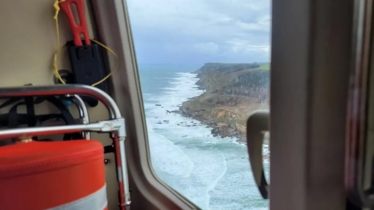 Vuelo de rastreo del helicóptero sobre la zona de búsqueda del pescador desaparecido