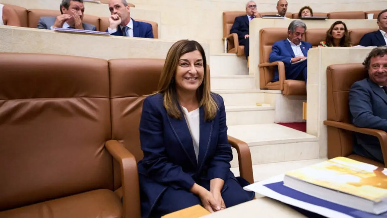 La presidenta de Cantabria, María José Sáenz de Buruaga, en el Parlamento