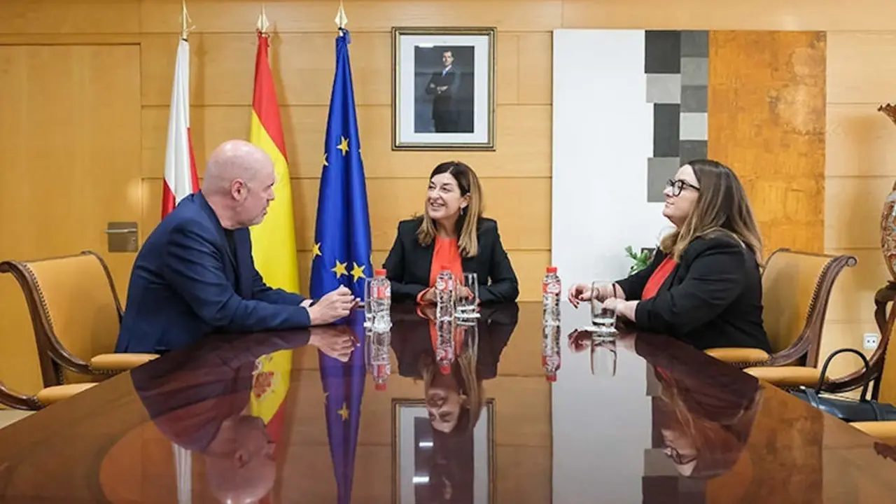 De izda a dcha, el secretario general de CCOO, Unai Sordo; la presidenta de Cantabria, María José Sáenz de Buruaga; y la secretaria general de CCOO Cantabria, Rosa Mantecón