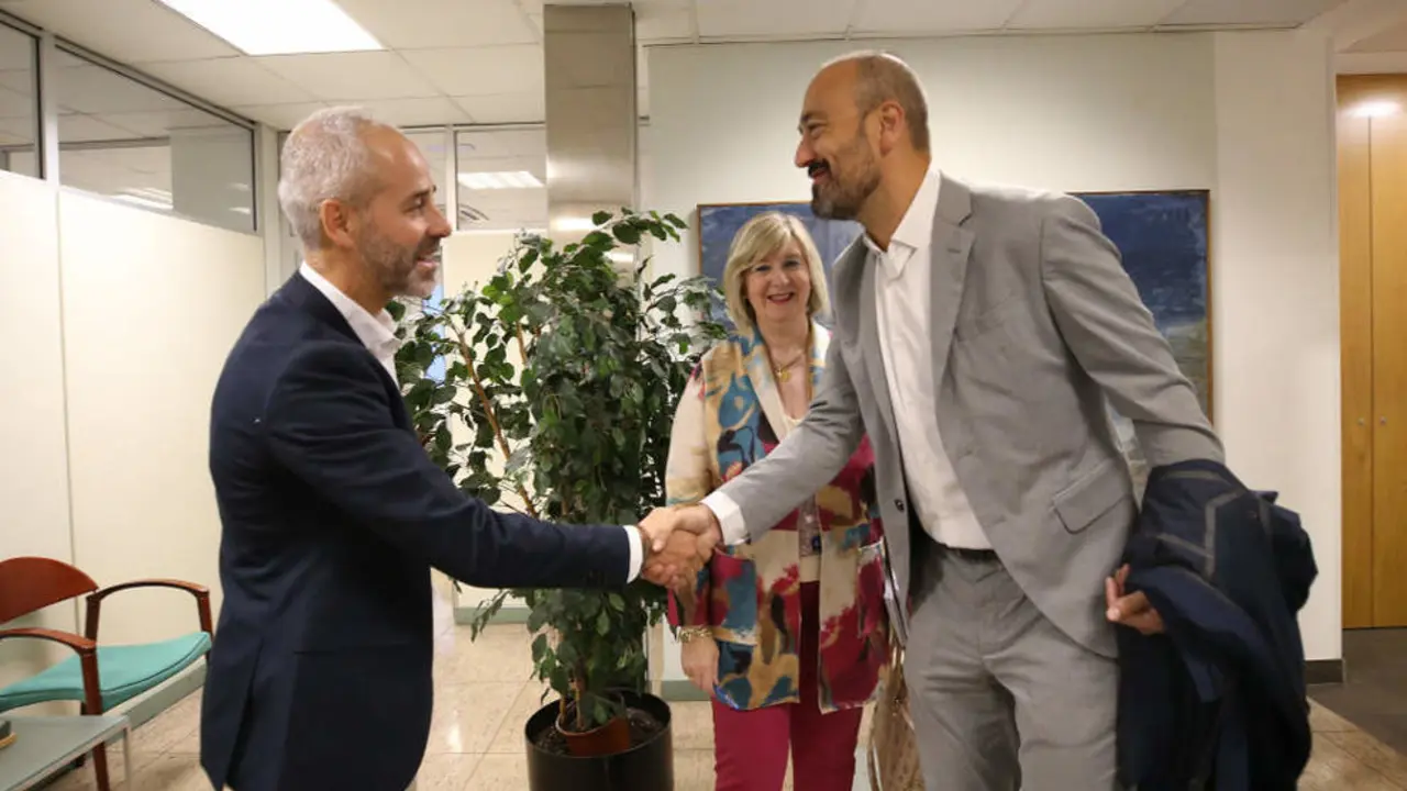 El consejero de Educación, Formación Profesional y Universidades, Sergio Silva, se reúne con el alcalde de Torrelavega, Javier López Estrada. 