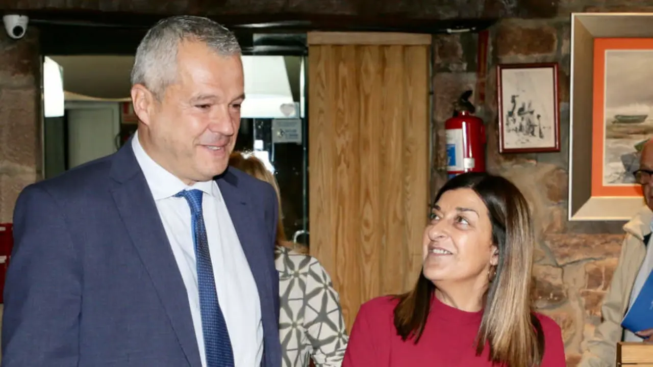 La presidenta de Cantabria, María José Sáenz de Buruaga, con el nuevo presidente de la FEMP, Javier Camino