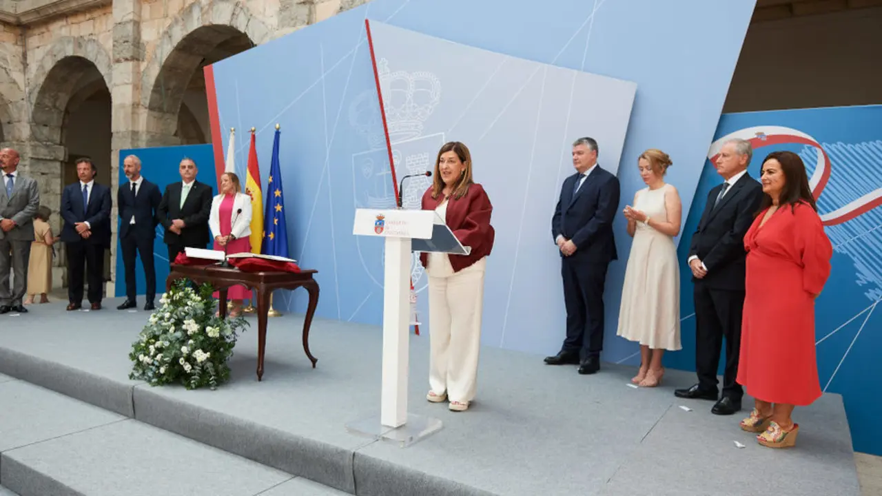 La presidenta del Parlamento de Cantabria, María José González Revuelta, preside el acto de toma de posesión de los nuevos consejeros del Gobierno de Cantabria, en el Parlamento de Cantabria