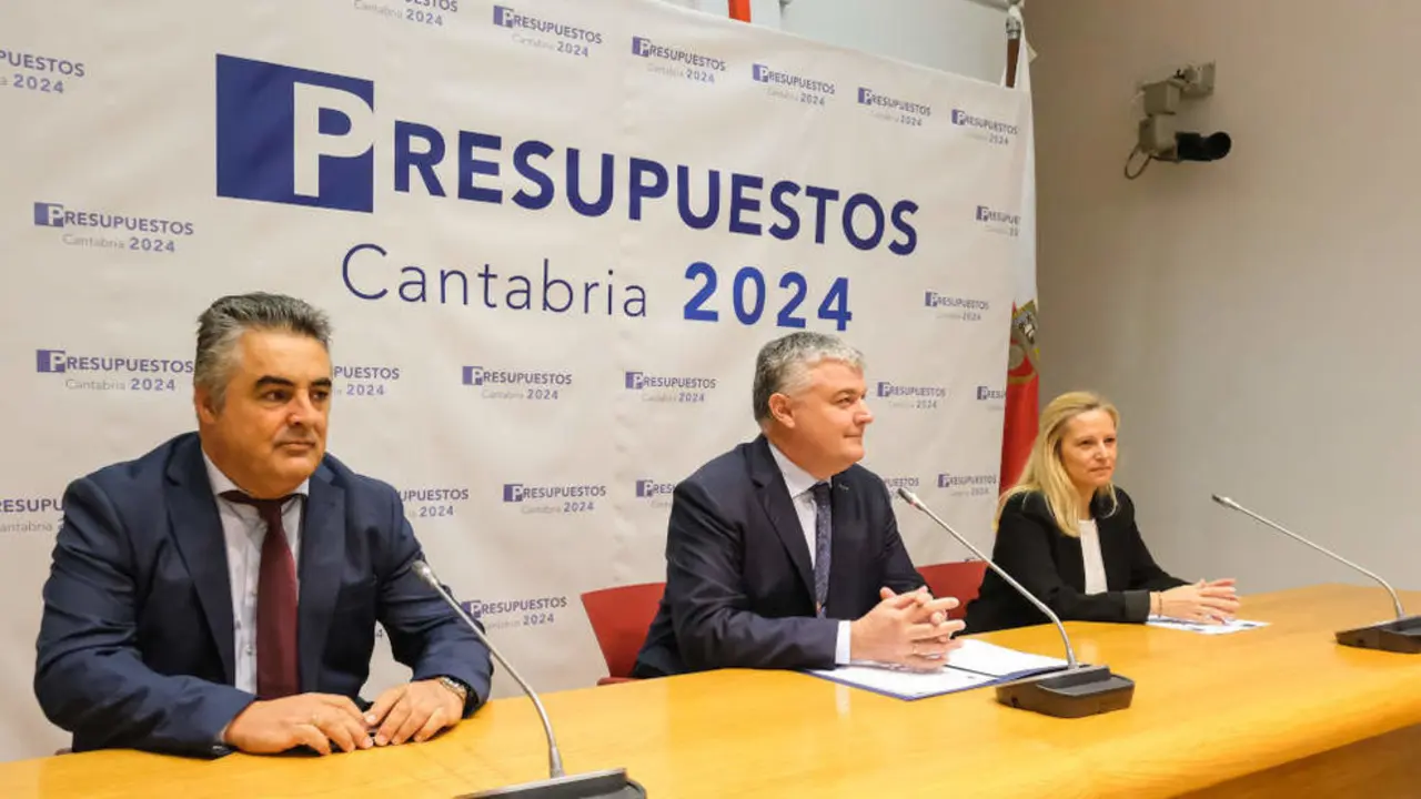 El consejero de Economía, Hacienda y Fondos Europeos, Luis Ángel Agüeros, registra y presenta en el Parlamento el proyecto de Ley de Presupuestos Generales de Cantabria para 2024