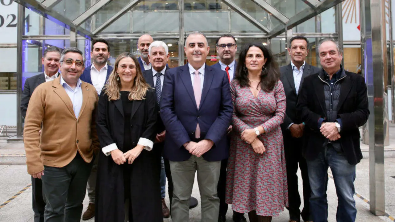 El consejero de Fomento, Ordenación del Territorio y Medio Ambiente, Roberto Media, y miembros de su equipo presentan los Presupuestos de su departamento para 2024