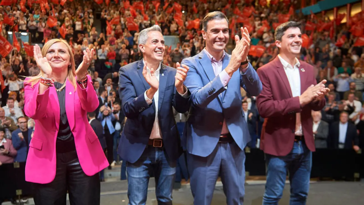 El presidente del Gobierno y líder del PSOE, Pedro Sánchez (tercero por la izda) junto con los candidatos del PSOE a la Presidencia de Cantabria y la Alcaldía de Santander, Pablo Zuloaga (segundo izda) y Daniel Fernández (Derecha), y Noelia Cobo