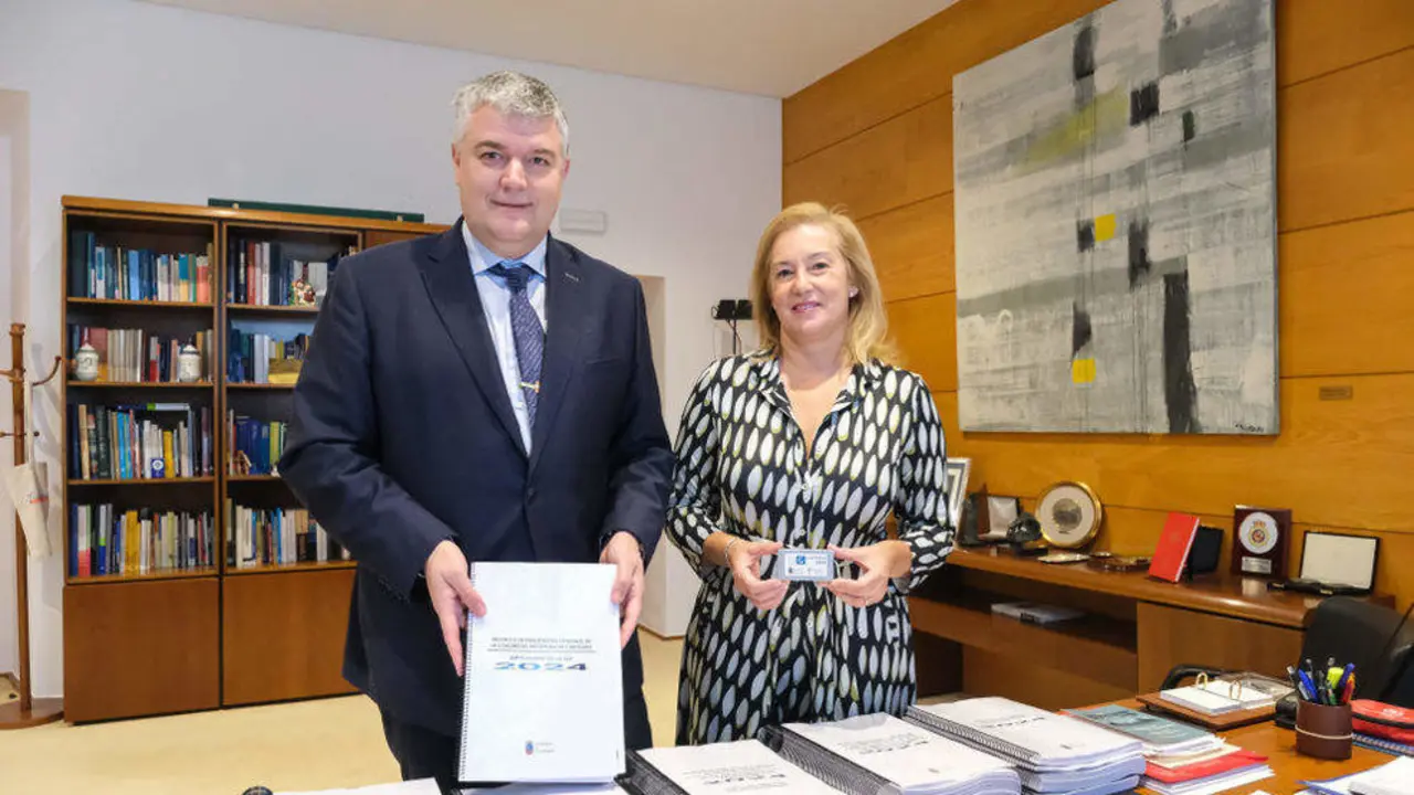 El consejero de Economía, Hacienda y Fondos Europeos, Luis Ángel Agüeros, y la presidenta del Parlamento regional, María José González Revuelta, con el proyecto de Ley de Presupuestos Generales de Cantabria para 2024