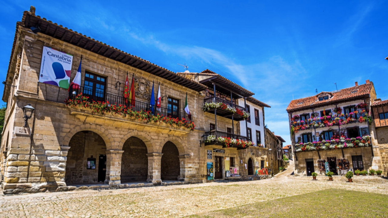 Ayuntamiento y plaza de Santillana del Mar