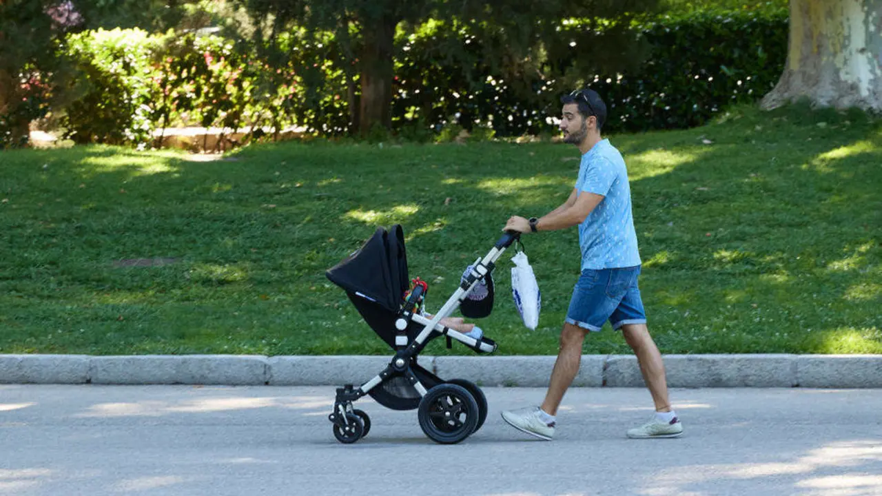 Una persona pasea con un carrito de bebé