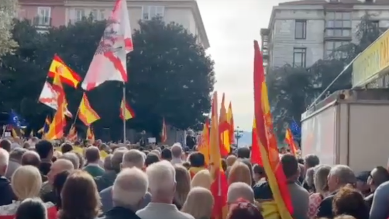 Discurso de Buruaga y gritos de 'Puigdemont, a prisión' en Santander