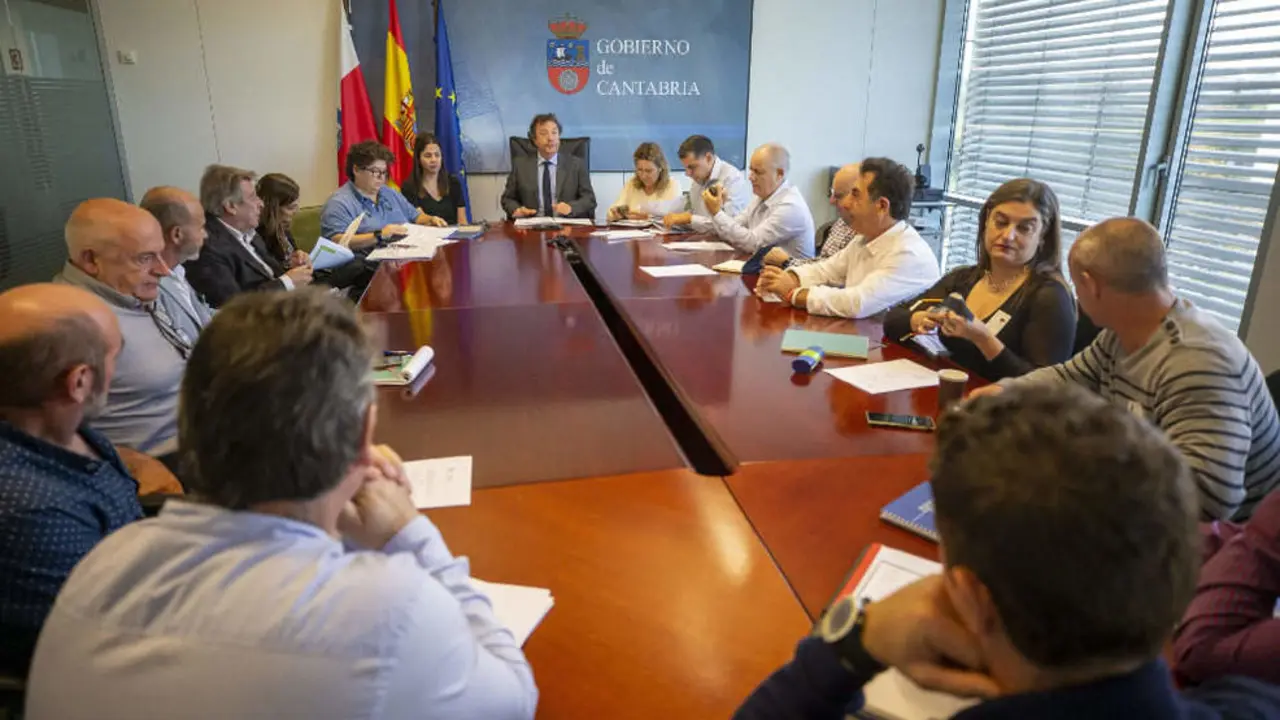 El consejero de Desarrollo Rural, Ganadería, Pesca y Alimentación, Pablo Palencia, preside la Mesa Regional Agraria