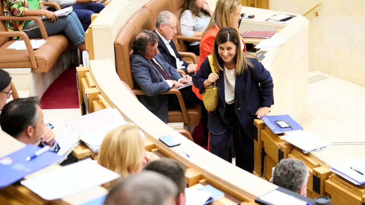 La presidenta de la Comunidad Autónoma de Cantabria, María José Sáenz de Buruaga Gómez (1d), durante la sesión del primer Pleno de legislatura