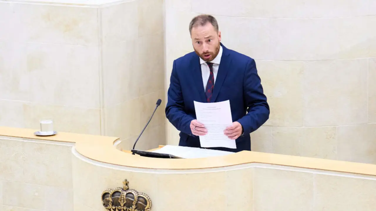 El diputado del PSOE Jorge Gutiérrez interviene durante un Pleno, en el Parlamento de Cantabria