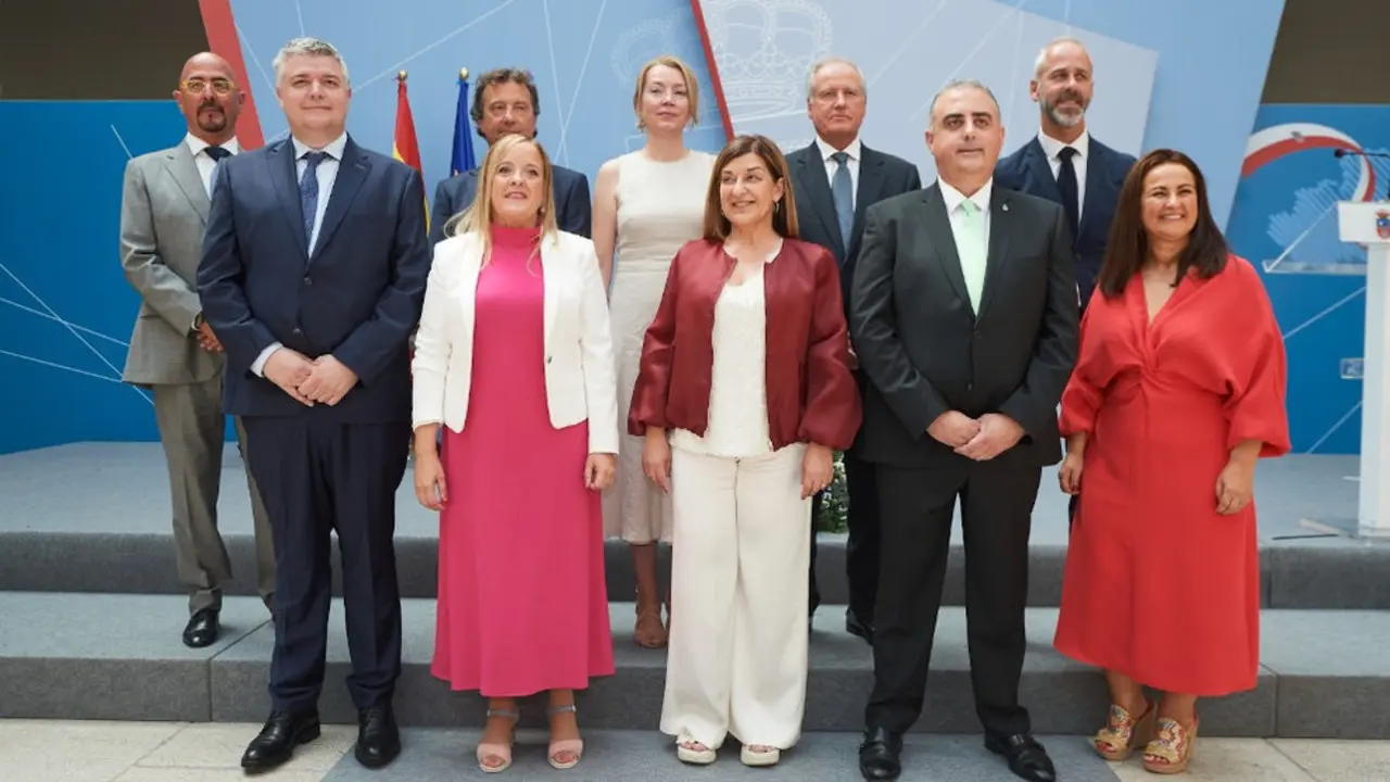 La presidenta de Cantabria, María José Sáenz de Buruaga, con los nueve consejeros de su Gobierno después de que éstos hayan tomado posesión