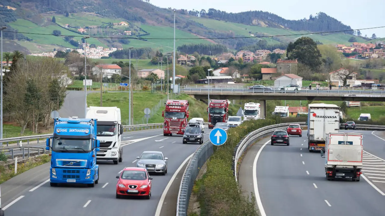 Varios camiones durante una marcha en la A-67, de Santander a Torrelavega