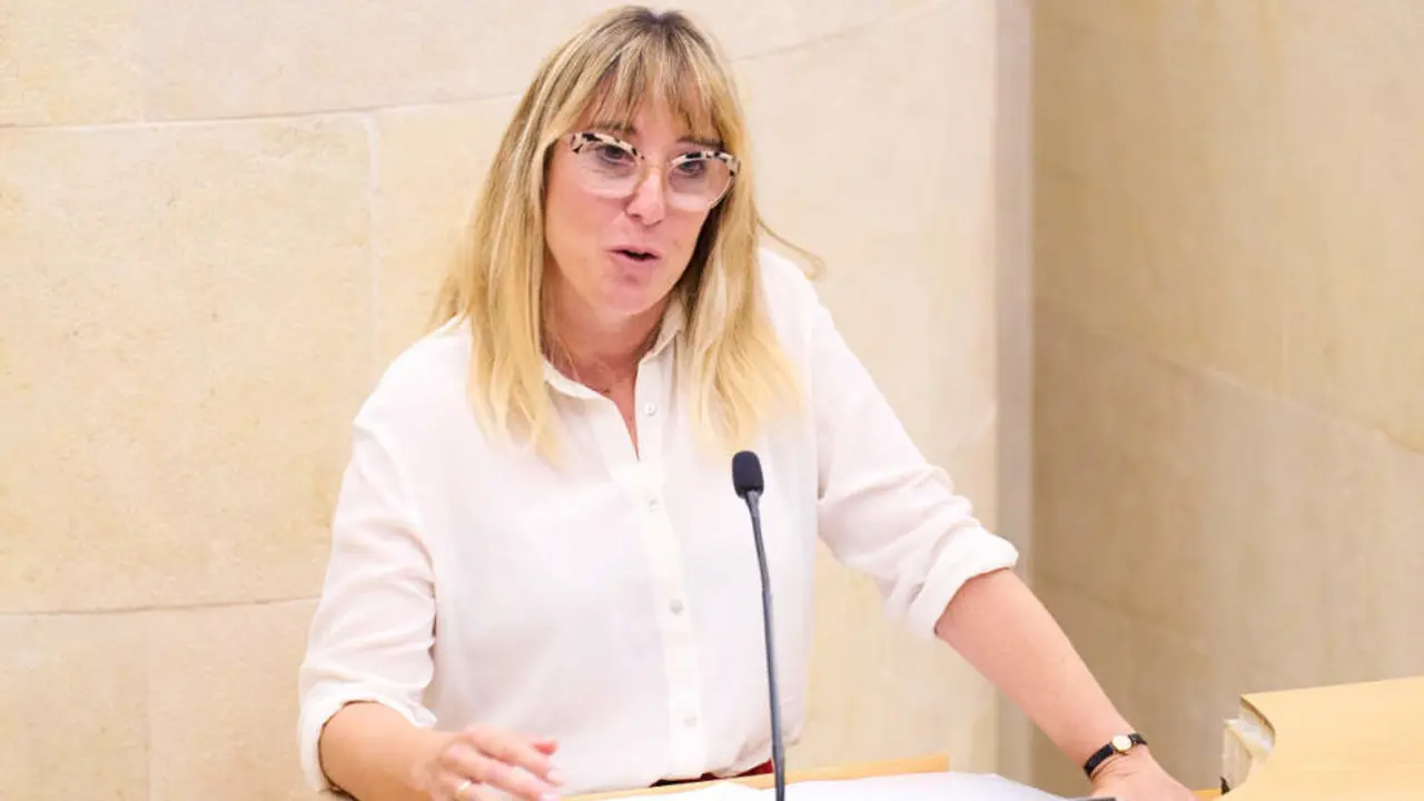 La Consejera De Empleo Y Políticas Sociales, Eugenia Gómez De Diego, interviene durante la sesión del primer Pleno de legislatura, en el Parlamento de Cantabria