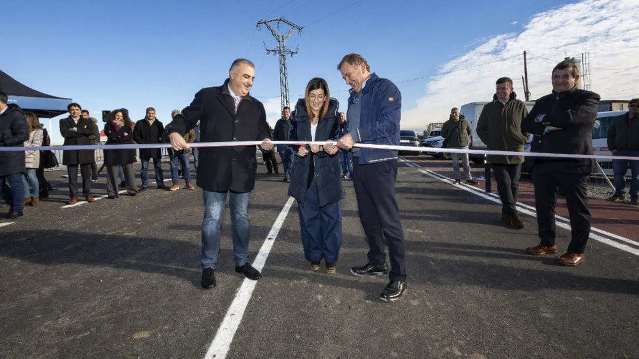 La presidenta del Gobierno de Cantabria, María José Sáenz de Buruaga, inaugura la carretera de acceso a La Florida por Labarces