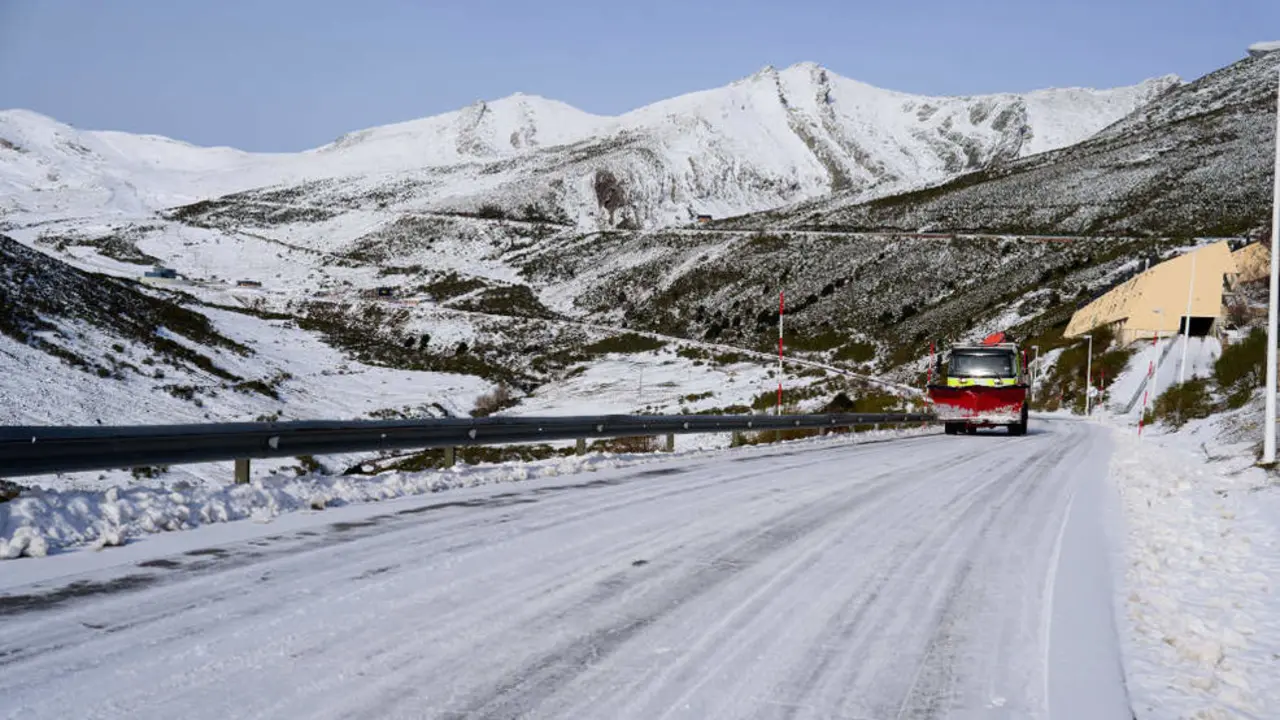 Una carretera nevada, en la estación de esquí y montaña de Alto Campoo