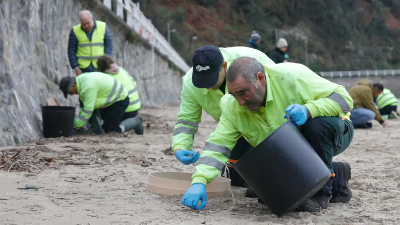 Operarios de TRAGSA recogen pellets de plástico