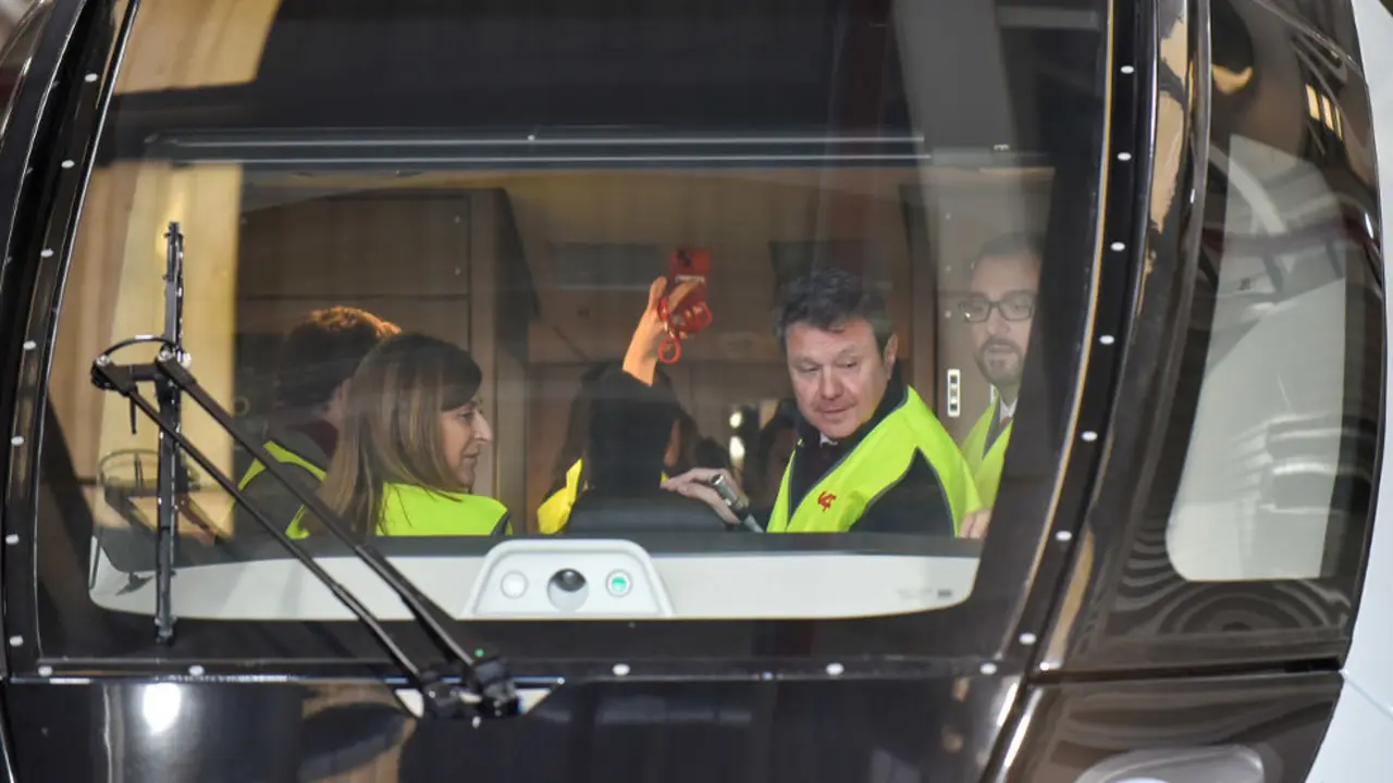 La presidenta de Cantabria, María José Sáenz de Buruaga, montada en uno de los nuevos trenes de ancho métrico de Renfe,