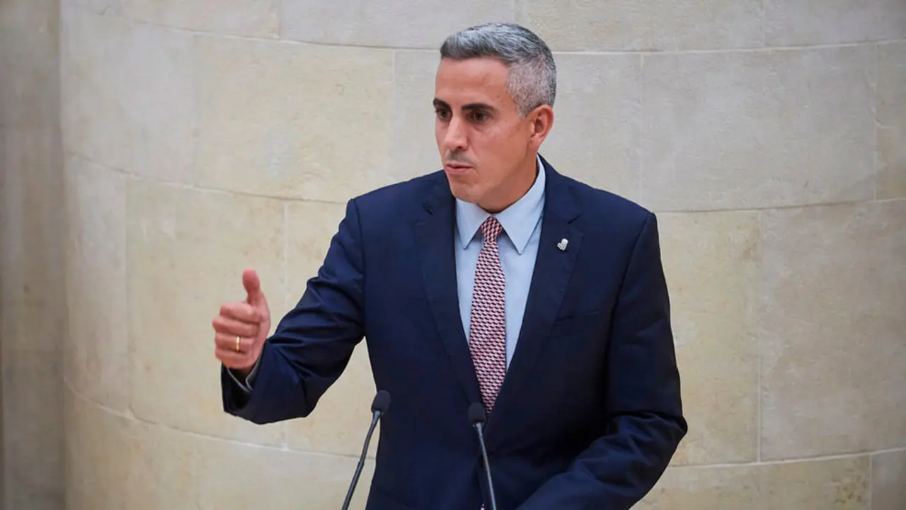 El secretario general del PSOE de Cantabria, Pablo Zuloaga, durante un Pleno en el Parlamento autonómico