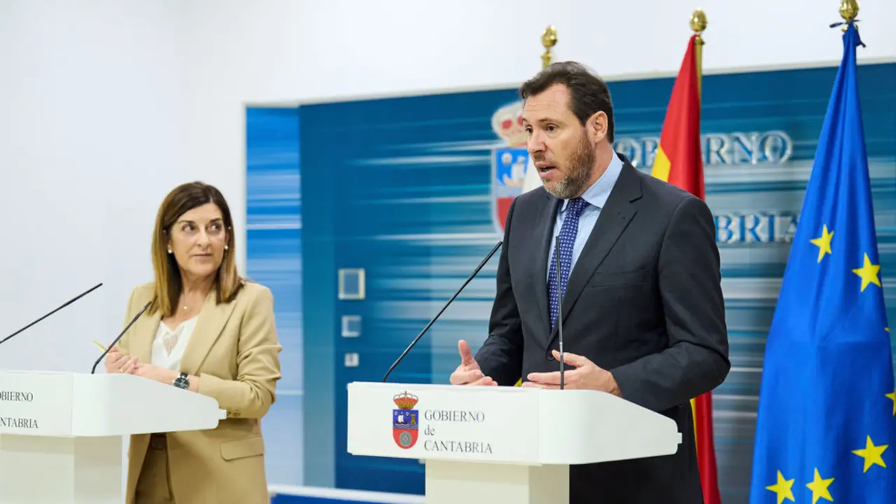 El ministro de Transportes y Movilidad Sostenible, Óscar Puente, y la presidenta de Cantabria, María José Sáenz de Buruaga, ofrecen una rueda de prensa tras una reunión Oscar puete FOTO- Juanma Serrano